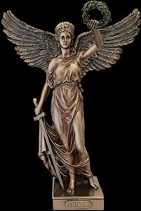 Oversigt over Veronese Nike figur, der viser dens højde (35cm) og proportioner ved siden af en bog for skala. Perfekt som et statement piece